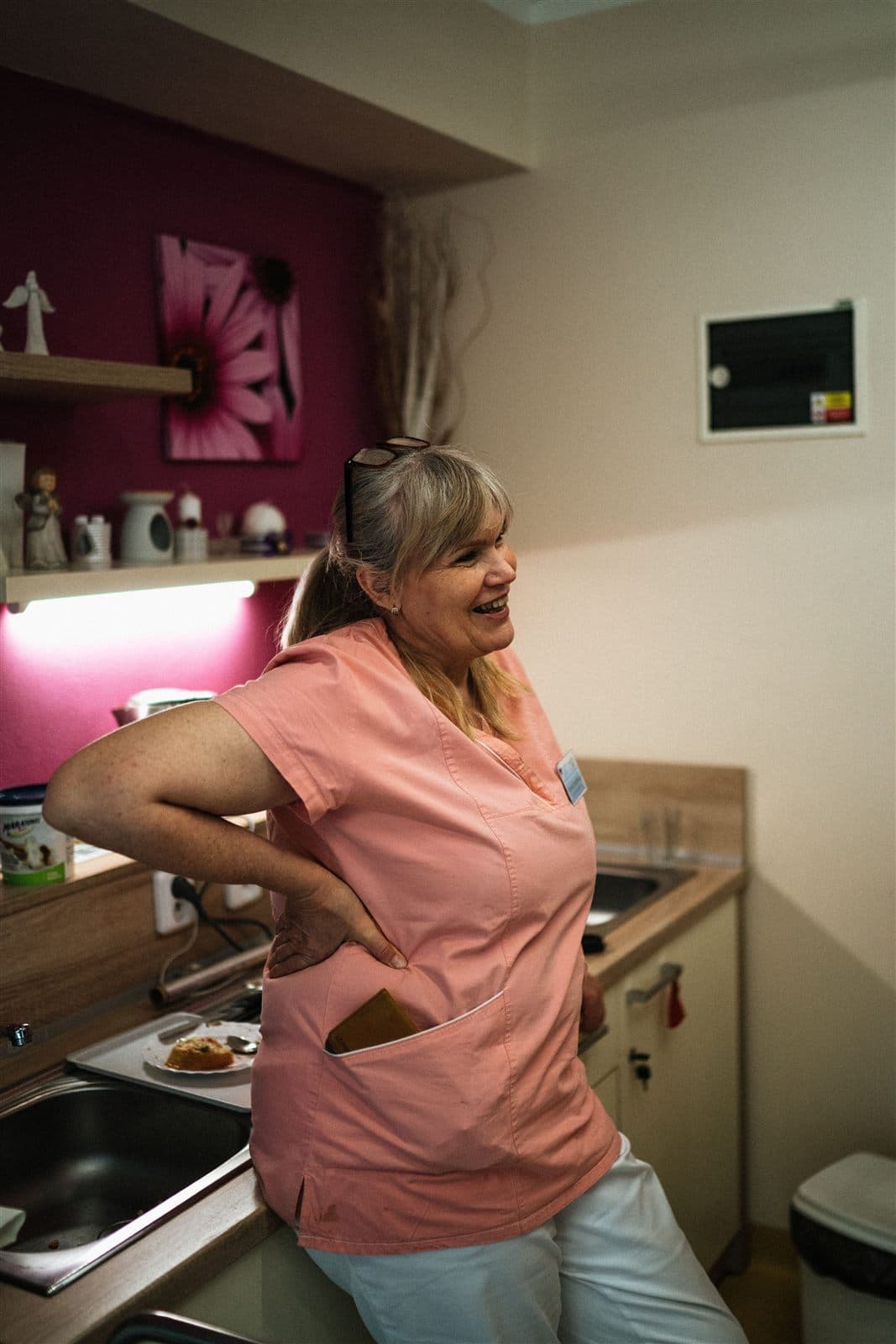 Une intervenante souriante dans la cuisine d'une personne accompagnée
